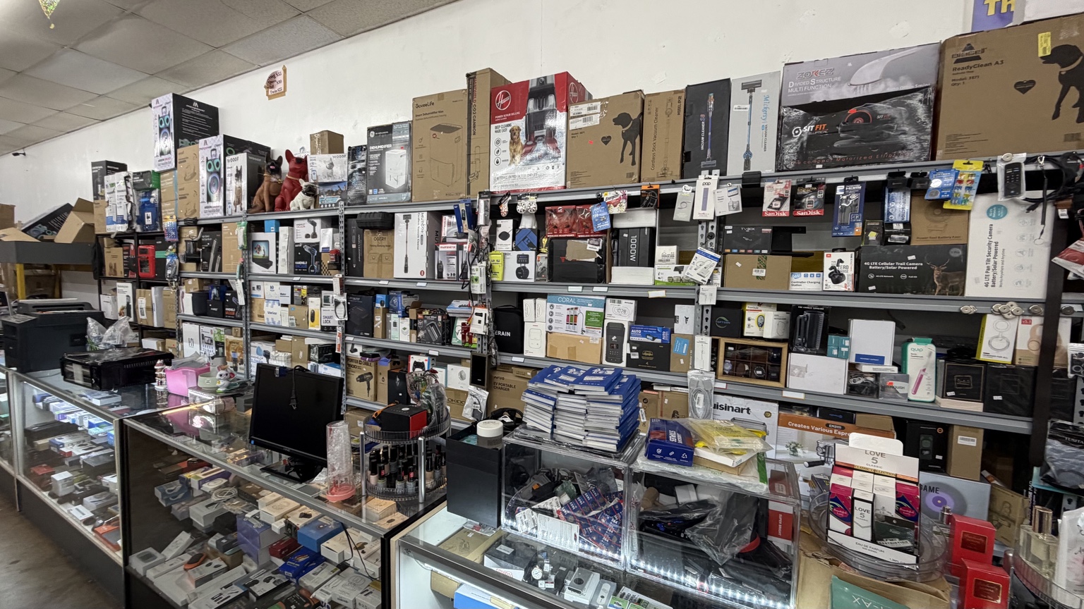 Computer, electronics and technology merchandise inside Rainbum